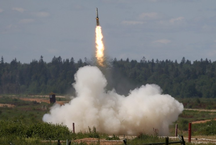 Rosyjskiawyrzutnia rakiet TOS-1A