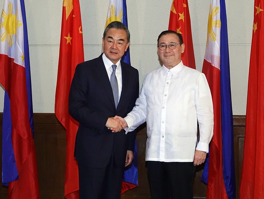 Kineski ministar spoljnih poslova Vang Ji i Teodoro Loksin mlađi, ministar spoljnih poslova Filipina
