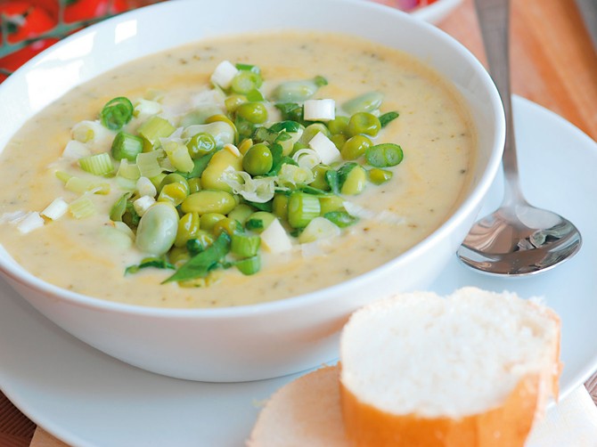 16324_krem-corba-stock-photo-edamame-and-pea-soup-shutterstock_54704194
