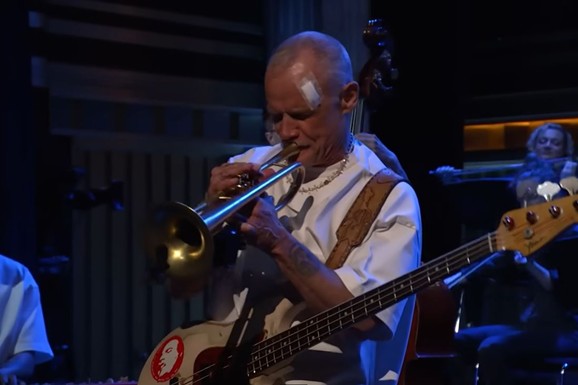 Od divlje tuče sa huliganima do piškenja u krevet: Poznati muzičar priznao istinu u emisiji i pokazao kakav je genije (VIDEO)