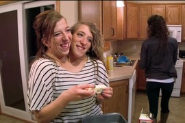 Sijamske bliznakinje koje DELE JEDNU VAGINU rodile dete: Jedna se udala, druga nije, ali su PRINUĐENE da imaju ZAJEDNIČKOG MUŽA