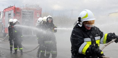 Strażaczki oblewają strażaków w lany poniedziałek