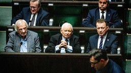 zaskakująca zmiana w ławach pis. kto teraz siedzi obok jarosława kaczyńskiego?