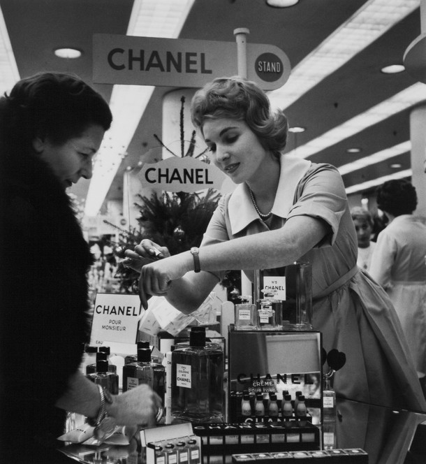 Sklep Chanel w paryskim domu towarowym, 1959 r.