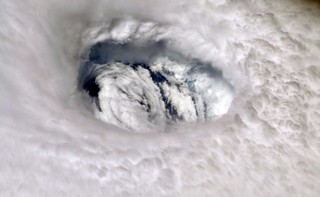 Dorian szaleje na Bahamach, Trump gra w golfa i zarządza akcją ratunkową na Twitterze