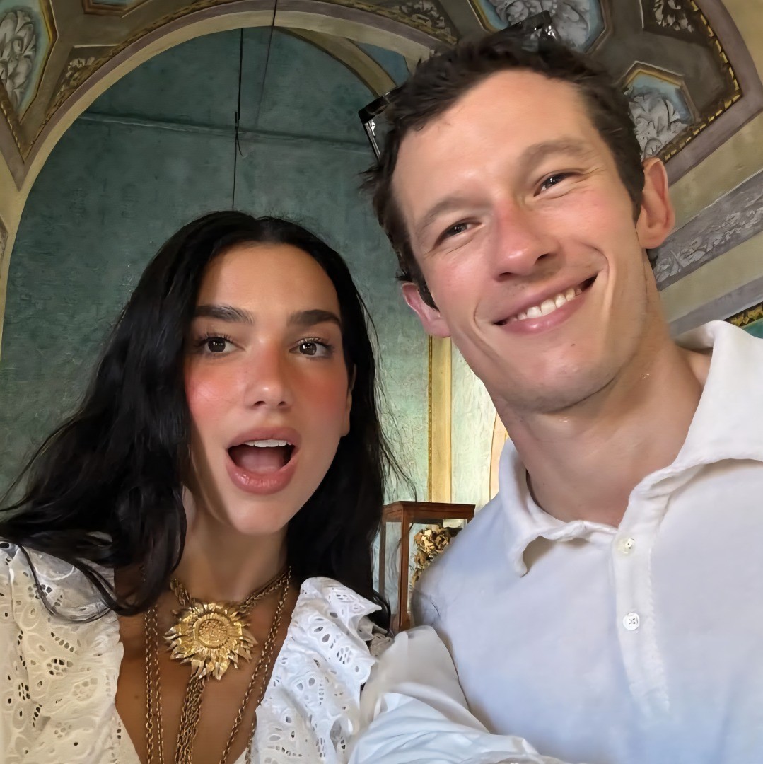 Herec Callum Turner a speváčka Dua Lipa.