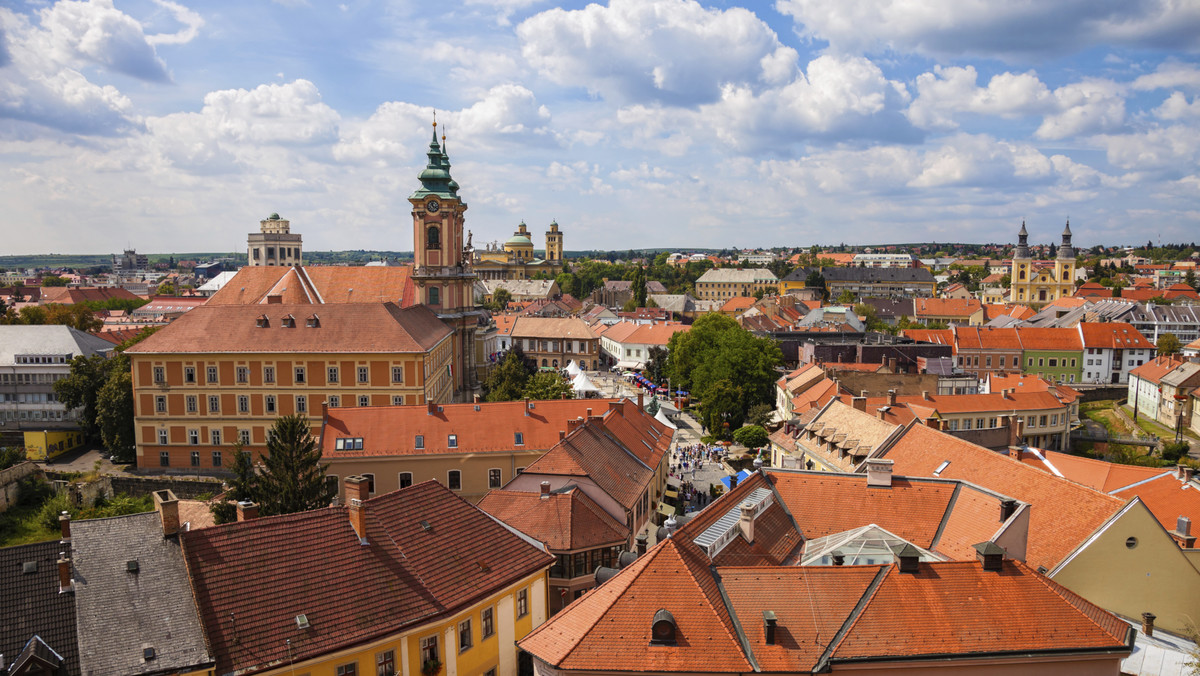 Jest taki kraj, w którym jest równie ciepło jak we Włoszech, a wina są równie dobre jak we Francji. W dodatku jest tam taniej niż w Polsce. Ten kraj nie ma dostępu do morza, ale jego największą atrakcją turystyczną są… płyny. No i leży bardzo blisko. Tak, nie mylicie się, ta namiastka turystycznego raju nazywa się Węgry.