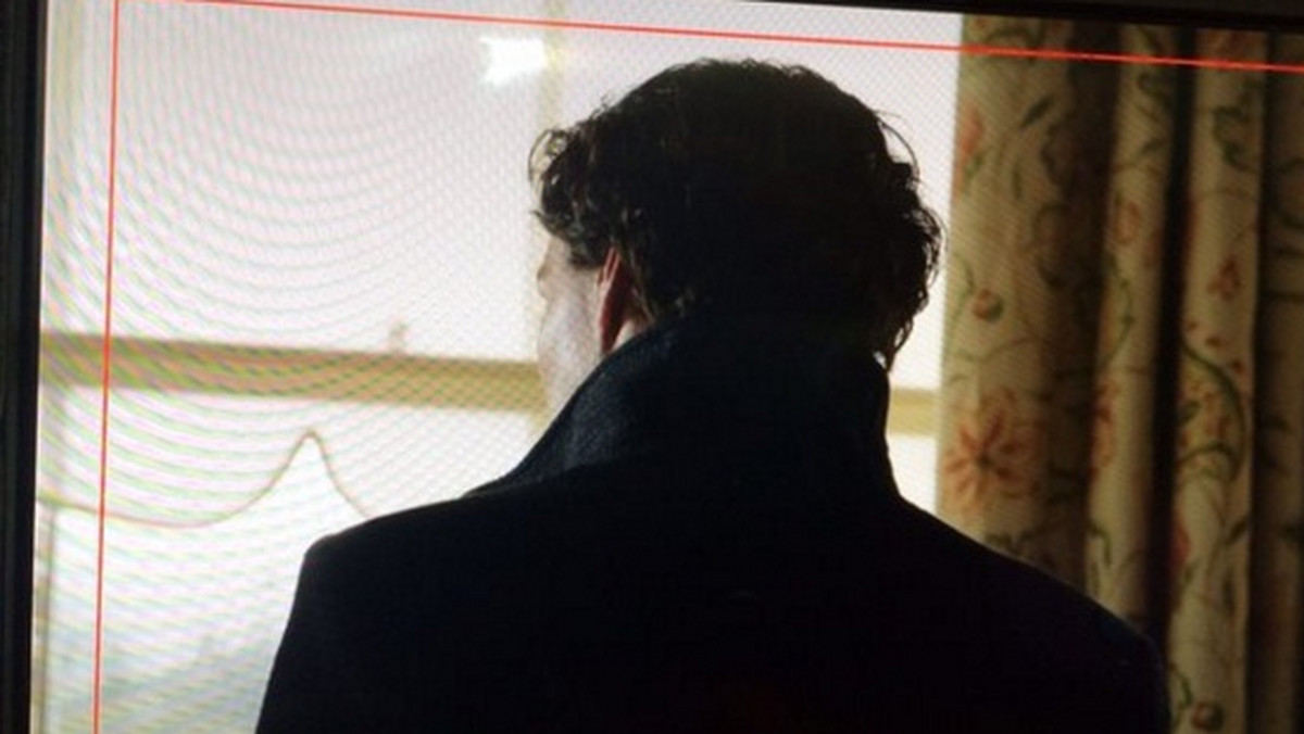 Prace na planie czwartego sezonu "Sherlocka" ruszyły pełną parą. Mark Gatiss zamieścił na swoim profilu na Twitterze pierwsze zdjęcie, na którym pojawił się Benedict Cumberbatch.
