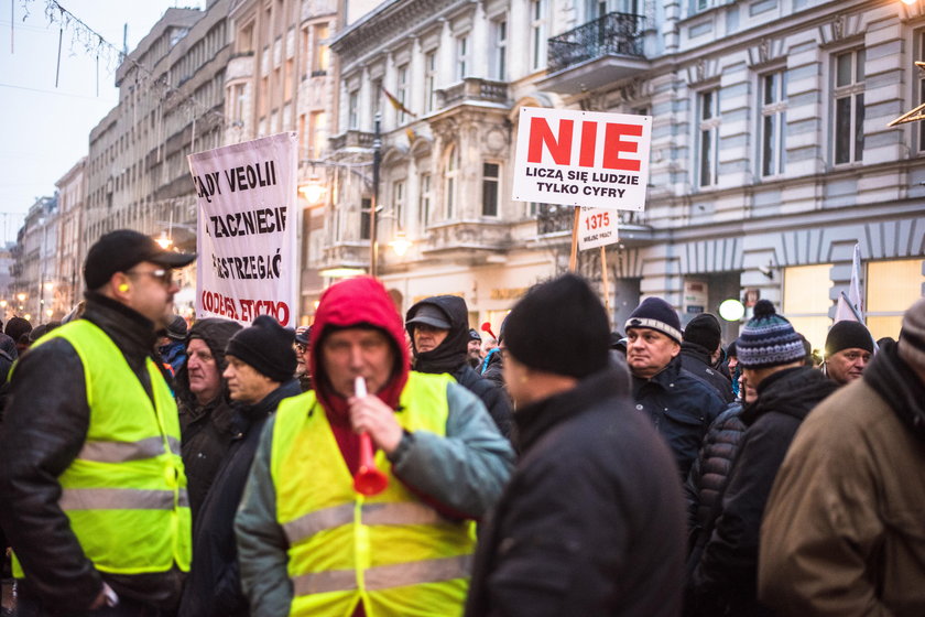 Pracownicy Veolii Energii Łódź protestowali na ul. Piotrkowskiej przed zmianami w firmie