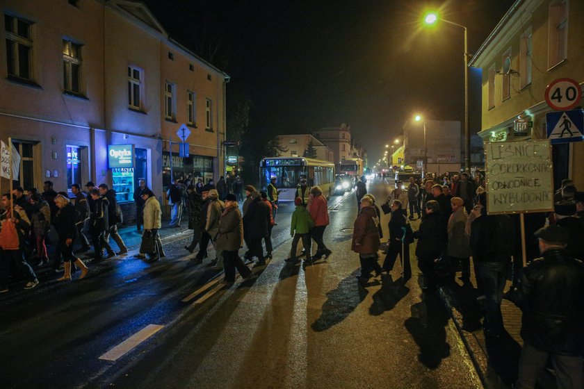 Protestujący na pasach