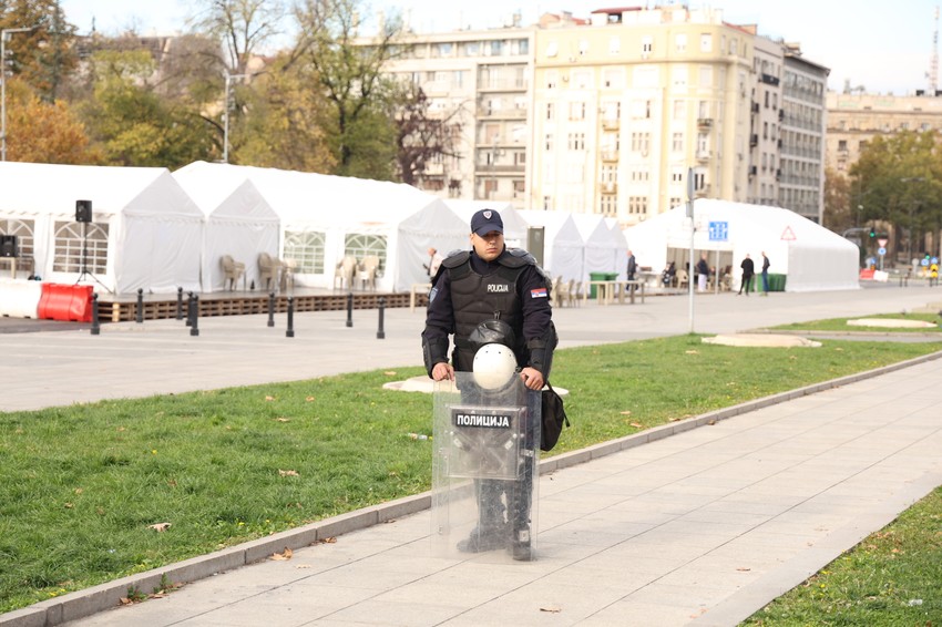 Policajac kod kampa ispred Skupštine