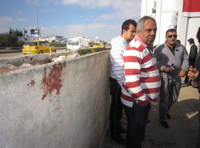 Tunezyjczycy w miejscu, gdzie zginął 30-letni mężczyzna, najprawdopodobniej zastrzelony prze policję