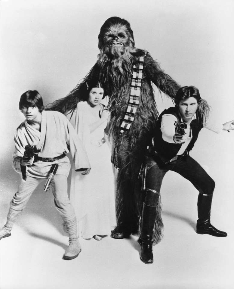 Carrie Fisher, Harrisson Ford, Mark Hamill i Peter Mayhew w 1977 roku