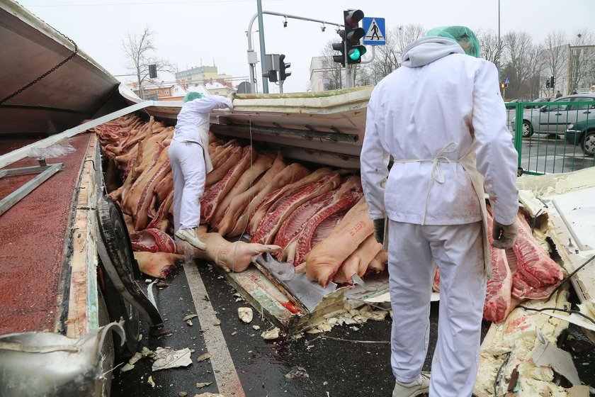 Świńskie półtusze rozsypały się na ulice Olsztyna i zablokowały miasto