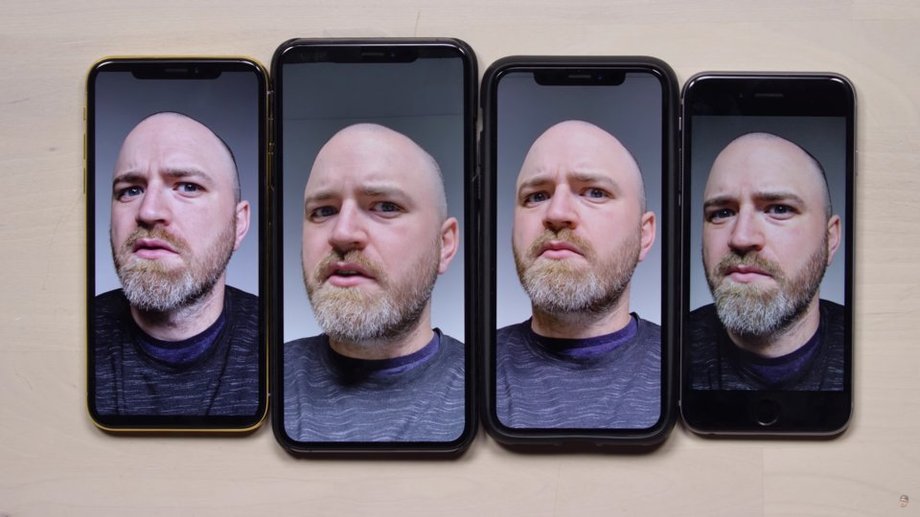 Selfie zrobione iPhone'em XS i XS Max są w środku. iPhone X jest po lewej, a iPhone 6 po prawej