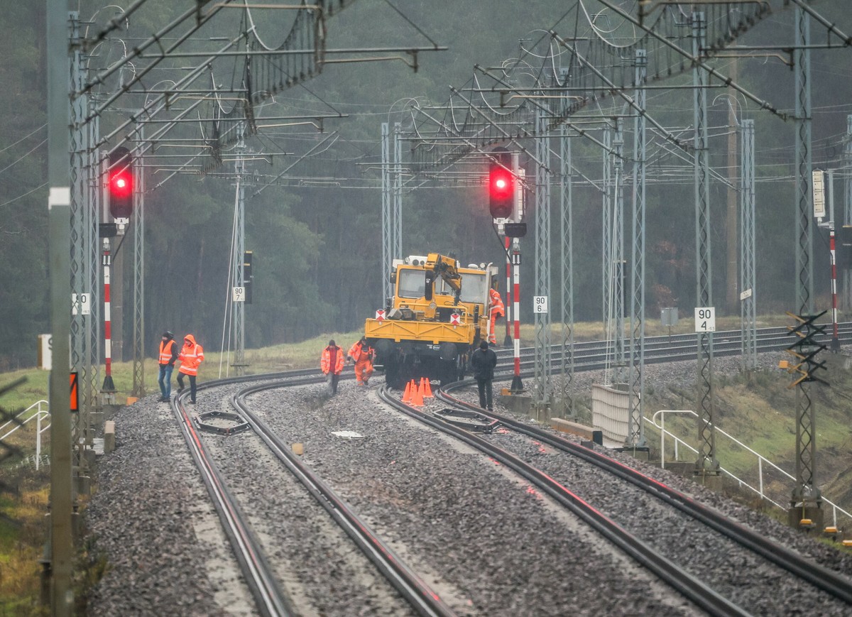 Radosław Sikorski o uszkodzonych torach. "Tym razem był to akt terroru państwowego"
