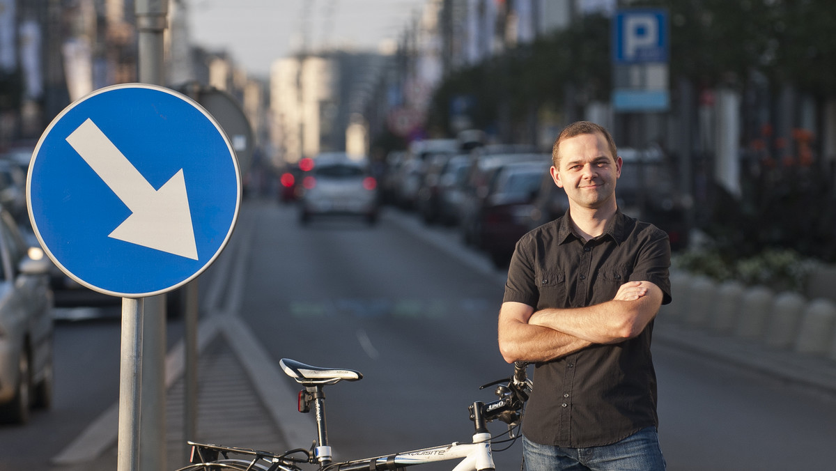 - Nie jestem wrogiem samochodów, ale chciałbym zmienić nawyki transportowe w tym mieście. Na korzyść rowerzystów – w rozmowie z Onetem przyznaje Jakub Furkal, nowy oficer rowerowy w Gdyni, który od jutra rozpocznie pracę w magistracie. Co się zmieni dla miłośników jednośladów, pieszych i kierowców aut?