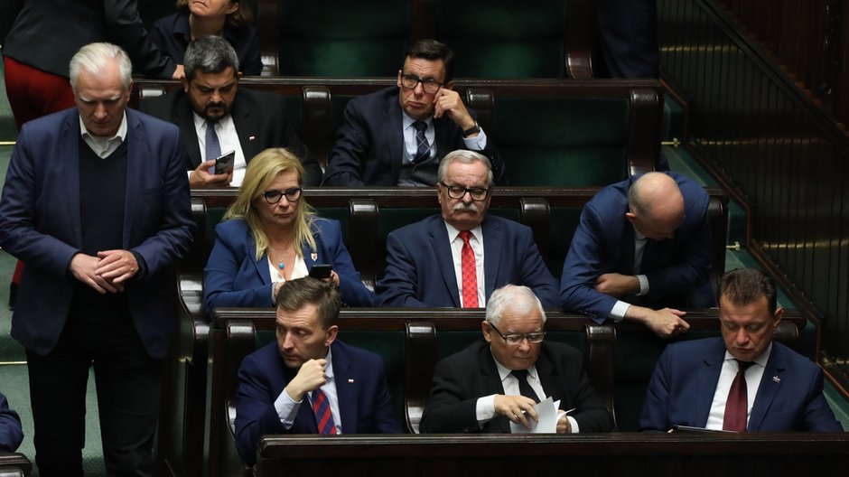 Jarosław Gowin (L) obok sejmowych ław PiS