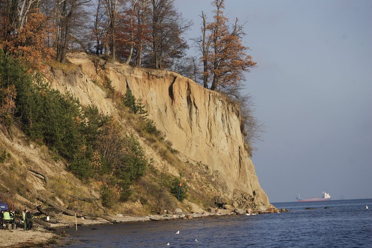 Operacja zepchnięcia schronu z klifu w Gdyni-Orłowie