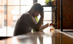 Alkohol może wywoływać raka. Ponad 740 tys. takich przypadków w ubiegłym roku