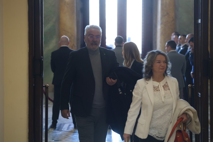 Poslanici pristižu u parlament