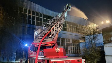 Pożar hali w fabryce w Koninie. Na miejscu 50 zastępów straży