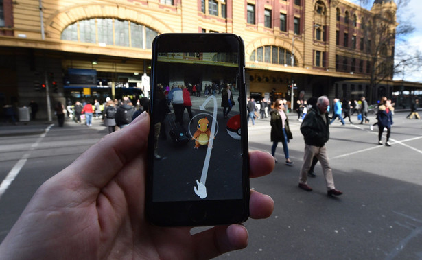 Świat oszalał na punkcie "Pokemon Go". Policja ostrzega przed ciemnymi stronami tej gry