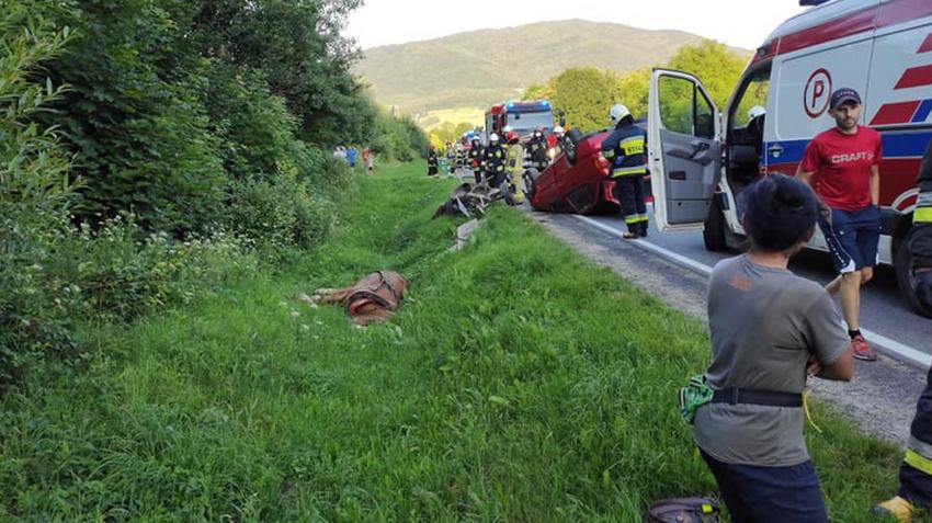 Dobra pod Limanową. Samochód zderzył się z zaprzęgiem