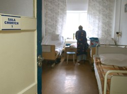 Staruszków oddają do szpitala i jadą na urlop