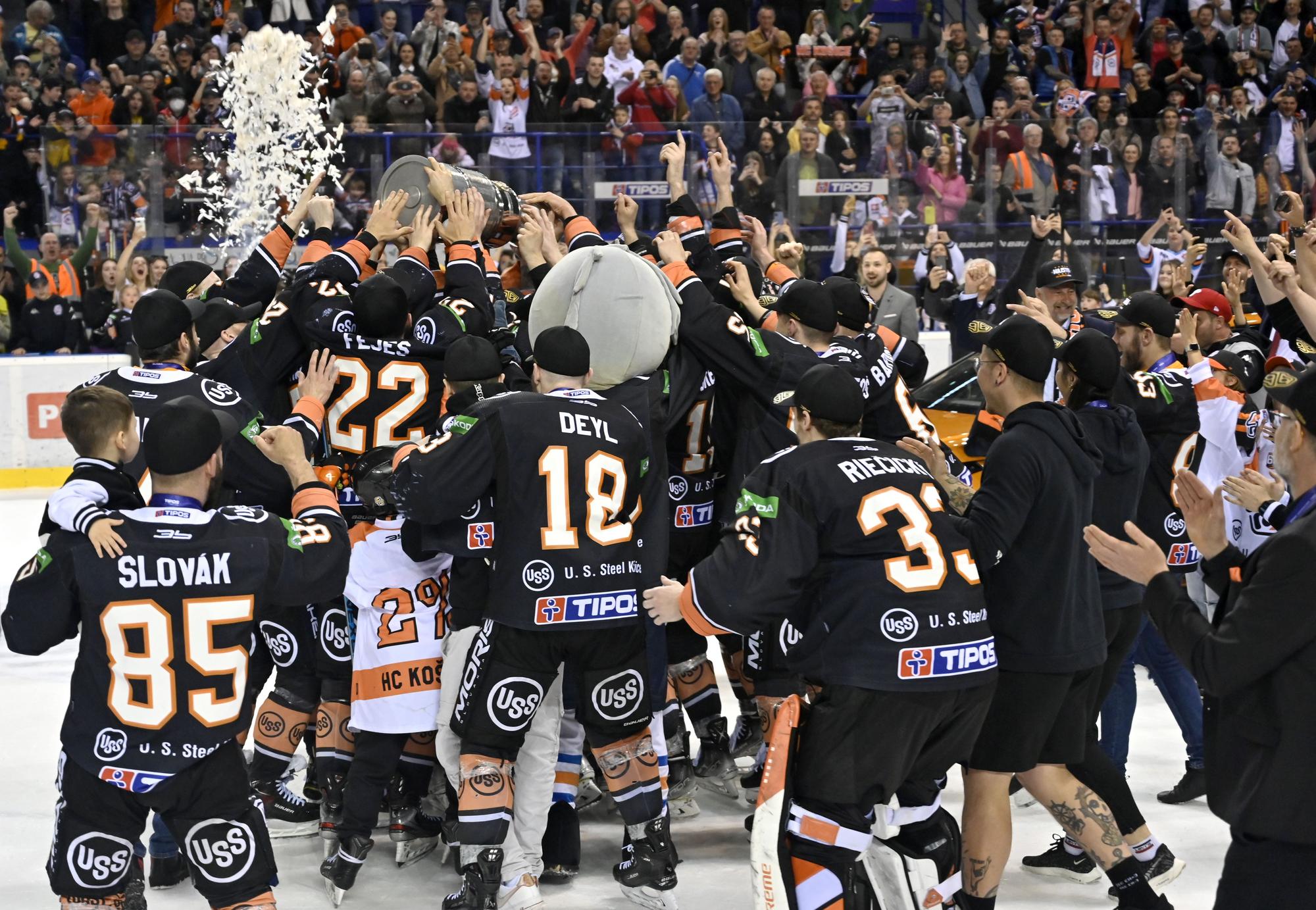 Hokejisti HC Košice sa tešia z víťazstva a zisku majstrovského titulu.