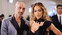 Rita Ora áttetsző ruhában ment férjhez, végre nyilvánosak a fotók