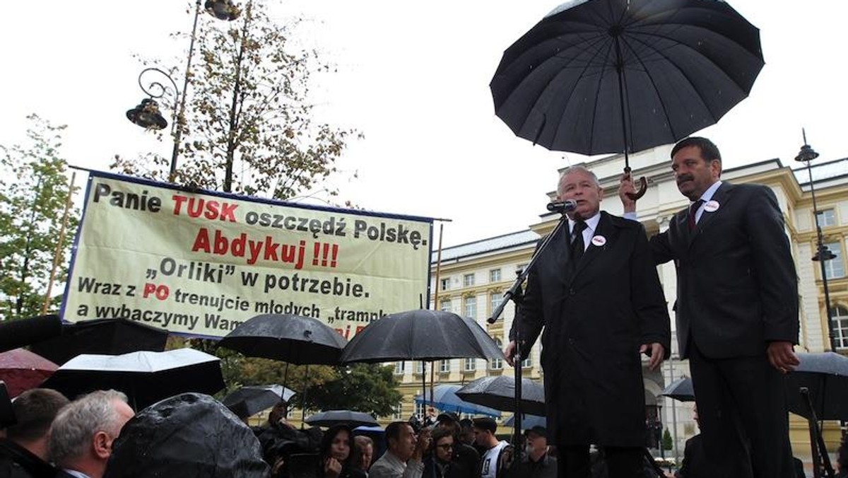 Prezes Jarosław Kaczyński. Parasol trzyma Janusz Śniadek z PiS 