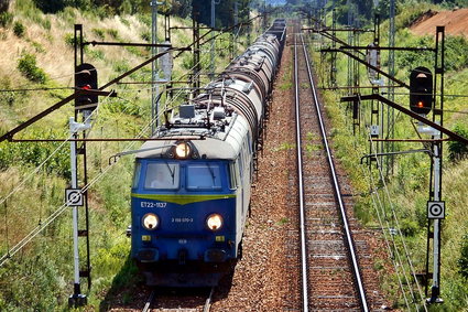 PKP chce energii słonecznej. Baterie powstałyby na ekranach akustycznych obok linii kolejowych