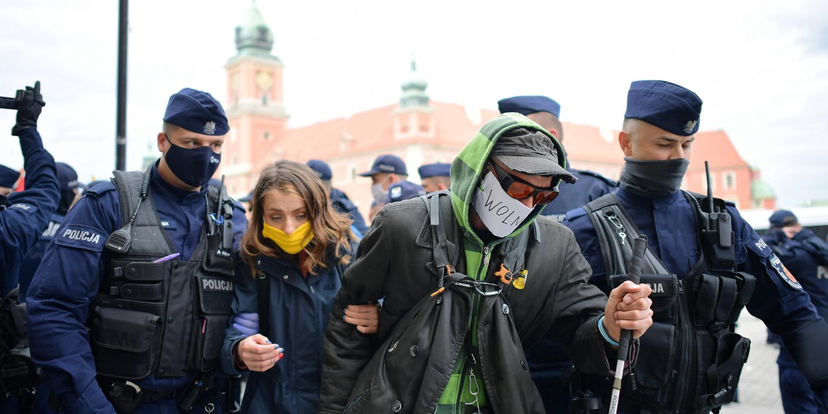 Strajk przedsiębiorców w Warszawie. Niewidomy został zatrzymany przez policjantów. Usłyszał od nich niewybredne słowa