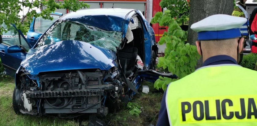 Nastolatek uciekał przed policją. Samochód roztrzaskał się na drzewie! ZDJĘCIA