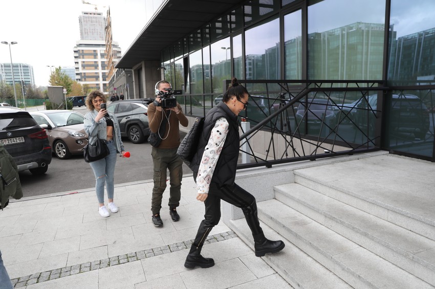 Ceca Ražnatović ulazi na kliniku gde se porađa njena snajka Bogdana