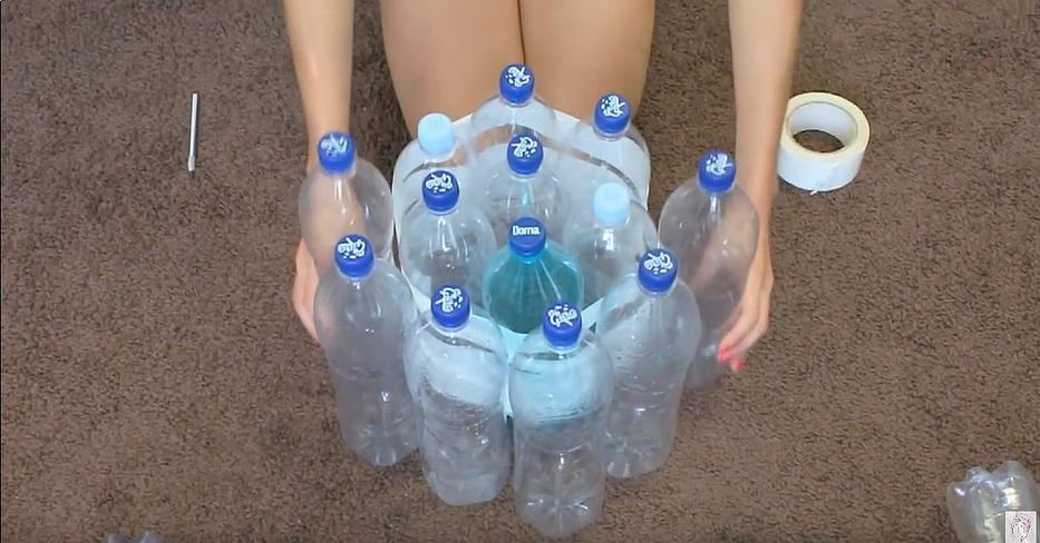 Összeragasztott 19 műanyag palackot, majd zseniális bútordarabot készített belőle. Te is kipróbálod? (videó)