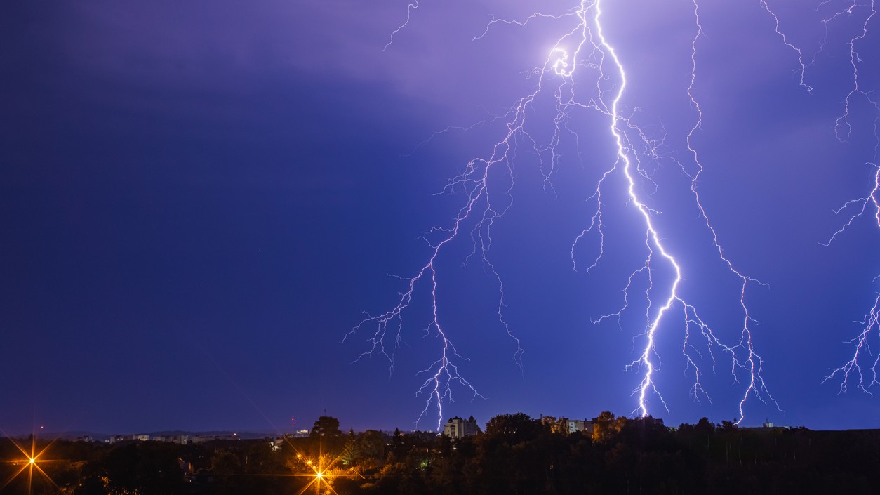 S búrkami možno v sobotu počítať aj na severe Slovenska. (ilustračné foto)