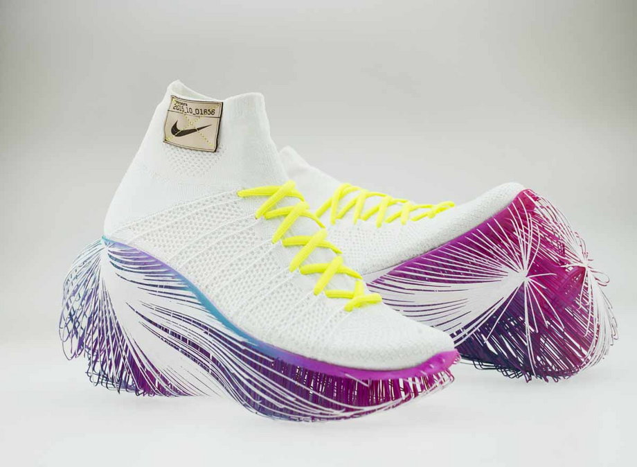 Another model using 3D printing, the sole of this shoe is completely offset, an extreme version of "modifying the sensation of running via the athlete's gate."