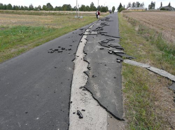 Pijany rolnik zaorał 40 metrów asfaltu