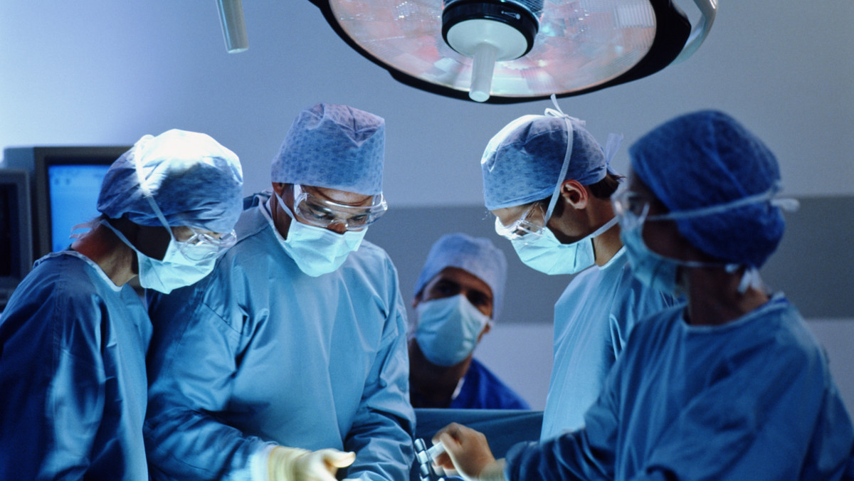 Pierwszą w Polsce operację wszczepienia hydraulicznej trzyczęściowej protezy prącia przeprowadzono pomyślnie w Zabrzu. To obecnie szczyt możliwości w zakresie leczenia zaburzeń wzwodu - przekazali zabrzańscy lekarze.