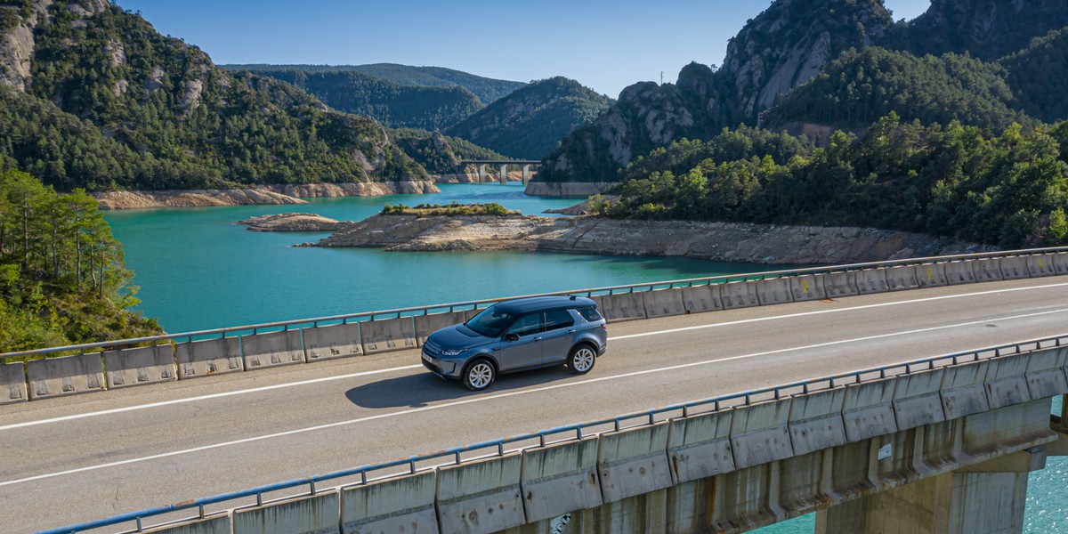 Land Rover Discovery Sport w tłumie podobnych do siebie aut nowy daje to, czego od SUV-a wymagamy najbardziej. Wszechstronność i uniwersalny charakter, dzięki którym możemy spokojnie zaplanować każdą podróż