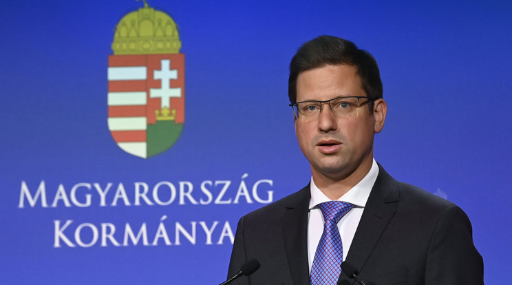 Gulyás Gergely Miniszterelnökséget vezető miniszter ismerteti a kormány legújabb döntéseit / Fotó: MTI/Kovács Tamás