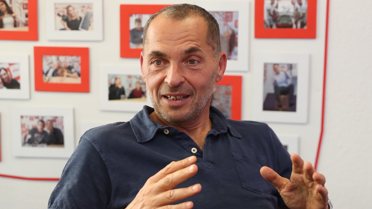 Itt az első fotó Palik Lászlóról a Legyen Ön is milliomos! kvízmestereként