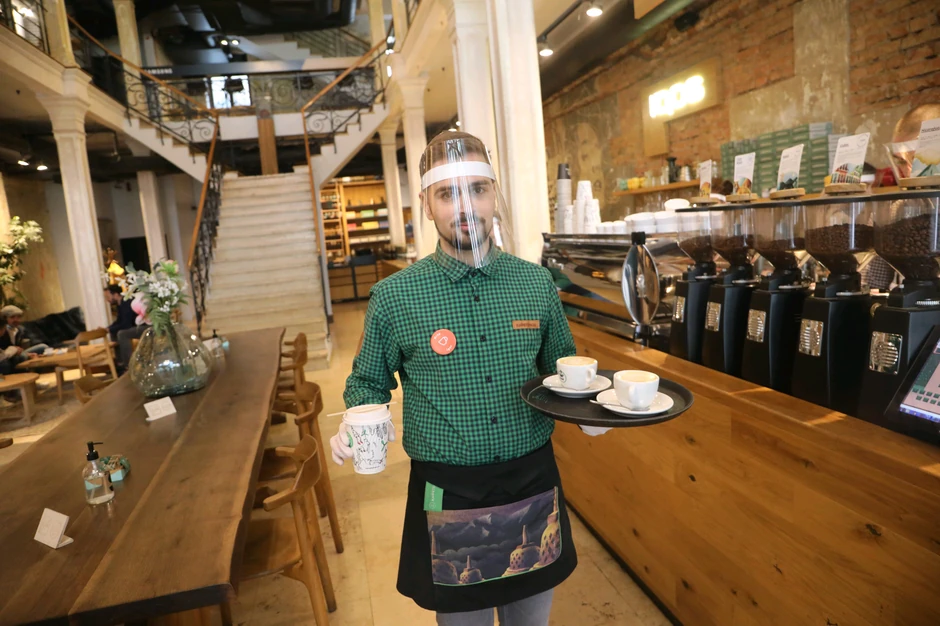 Konobari nose vizire ili maske