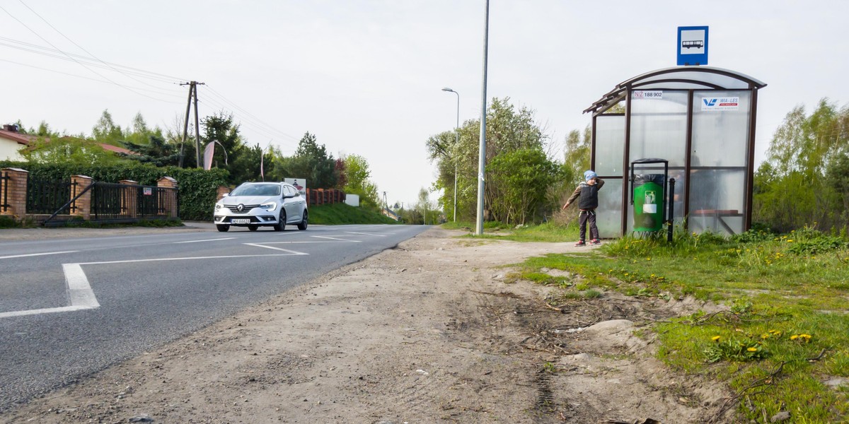 Pijany 22-latek zdewastował przystanek autobusowy.