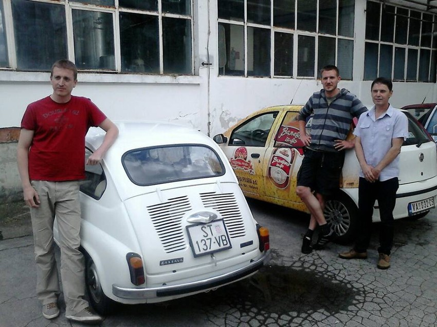 Toni Pavlović i Lovre Režić sa direktorom valjevske pivare Zoranom Božićem