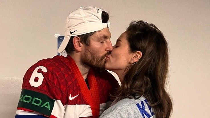 Český hokejista Michal Kempný a jeho manželka Nicola.