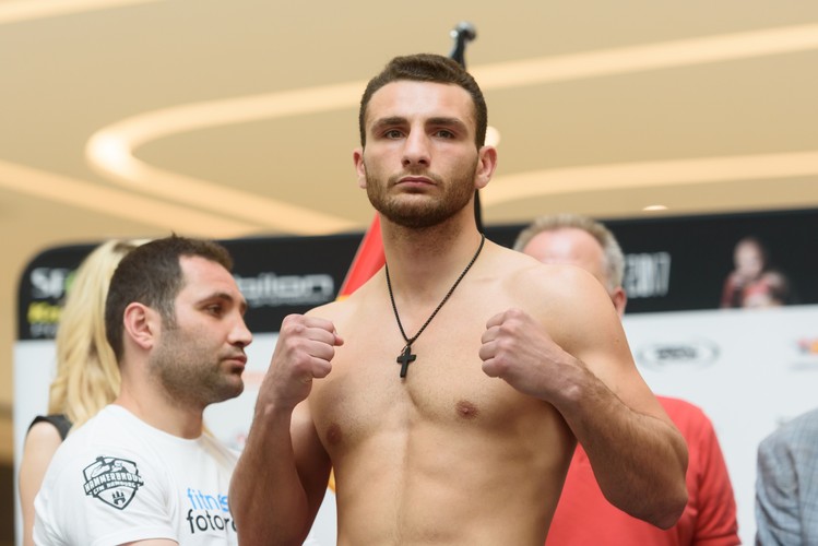 Krzysztof 'Diablo' Włodarczyk i Noel Gevor podczas oficjalnej ceremonii ważenia przed galą bokserską Poznań Boxing Night