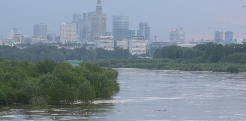 Fala idzie na Warszawę. Ewakuacja